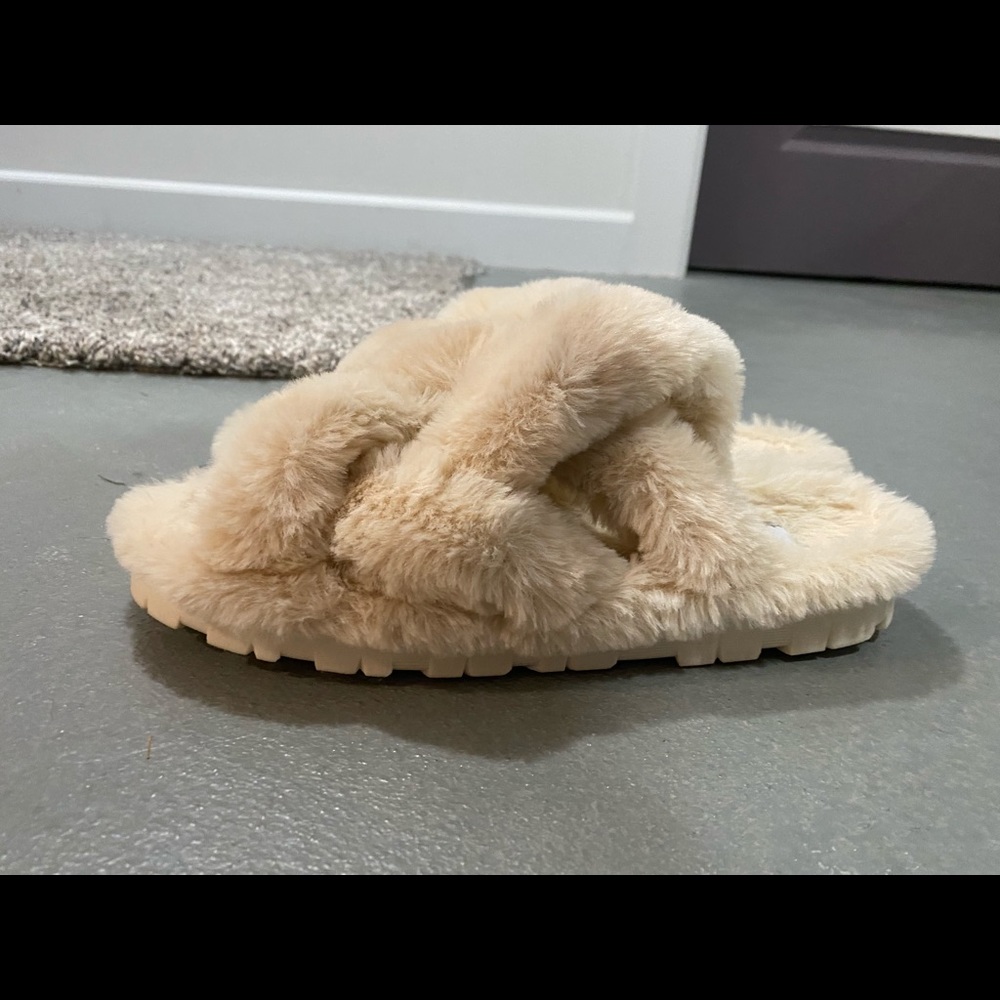 NWOT Criss-Cross Fuzzy Slipper